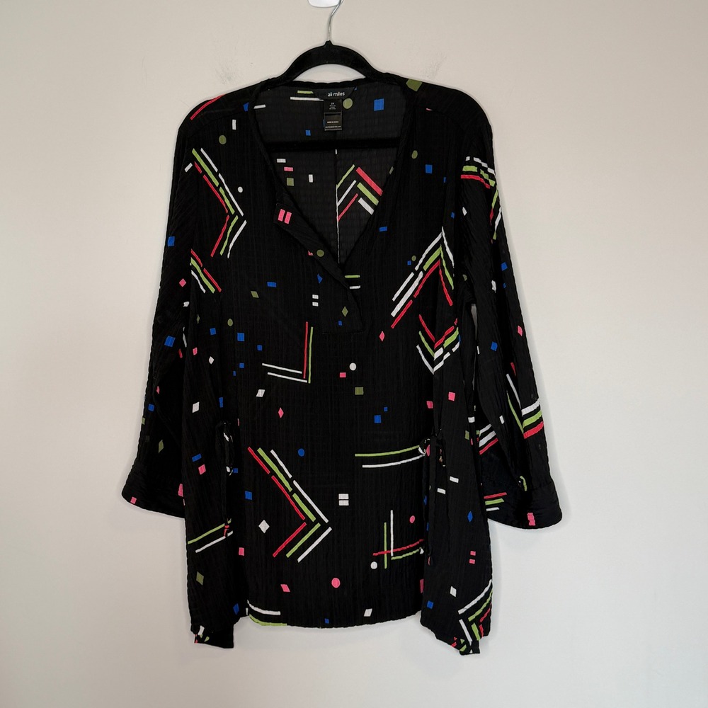 Ali‎ Miles Womens 2X Black Geometric Abstract Crinkle Tunic Top V-Neck Side Tie